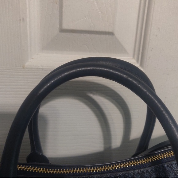 Michael Kors Signature Carine Medium Satchel Navy Blue. - Picture 7 of 9